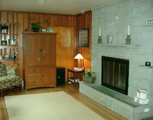 920 Fairview Road Pittsburgh, PA 15238 - Photo 7 of 8 Living Room.