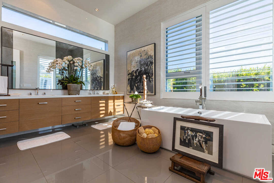 6236 Drexel Avenue Los Angeles, CA 90048 - Photo 25 of 33 a room with a large window and table