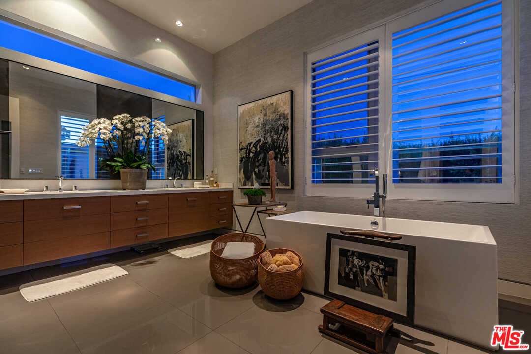 6236 Drexel Avenue Los Angeles, CA 90048 - Photo 27 of 33 a room with mirror and window