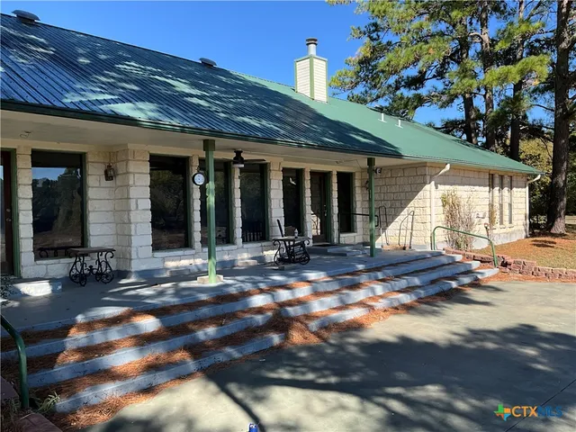 a view of a house with backyard