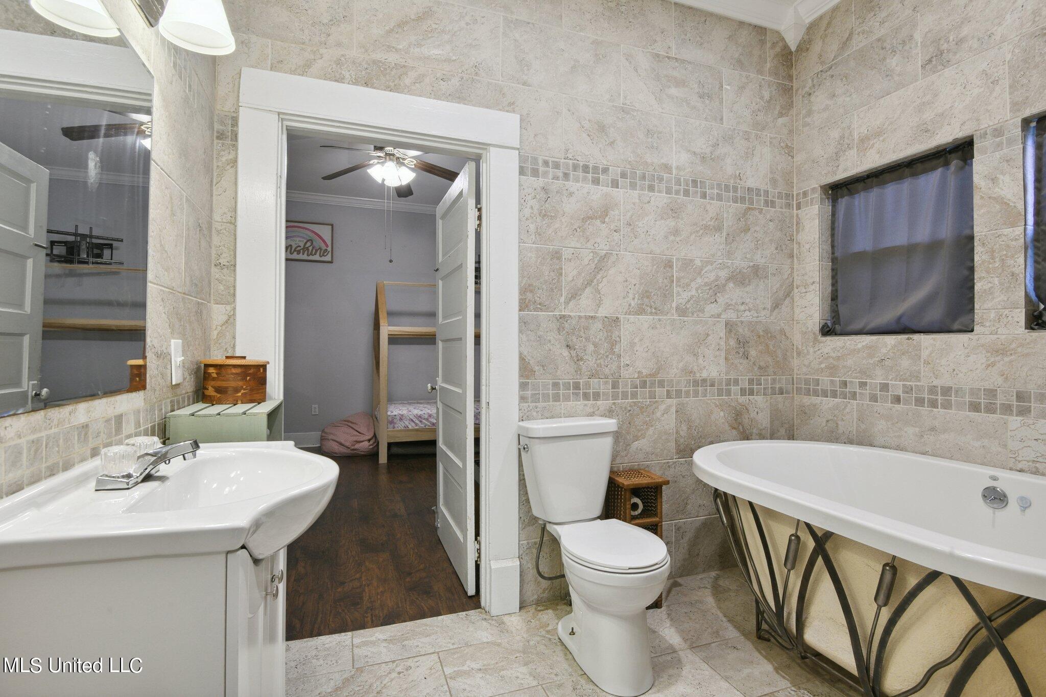 421 Pine Street Picayune, MS 39466 - Photo 13 of 15 Jack and Jill Bathroom