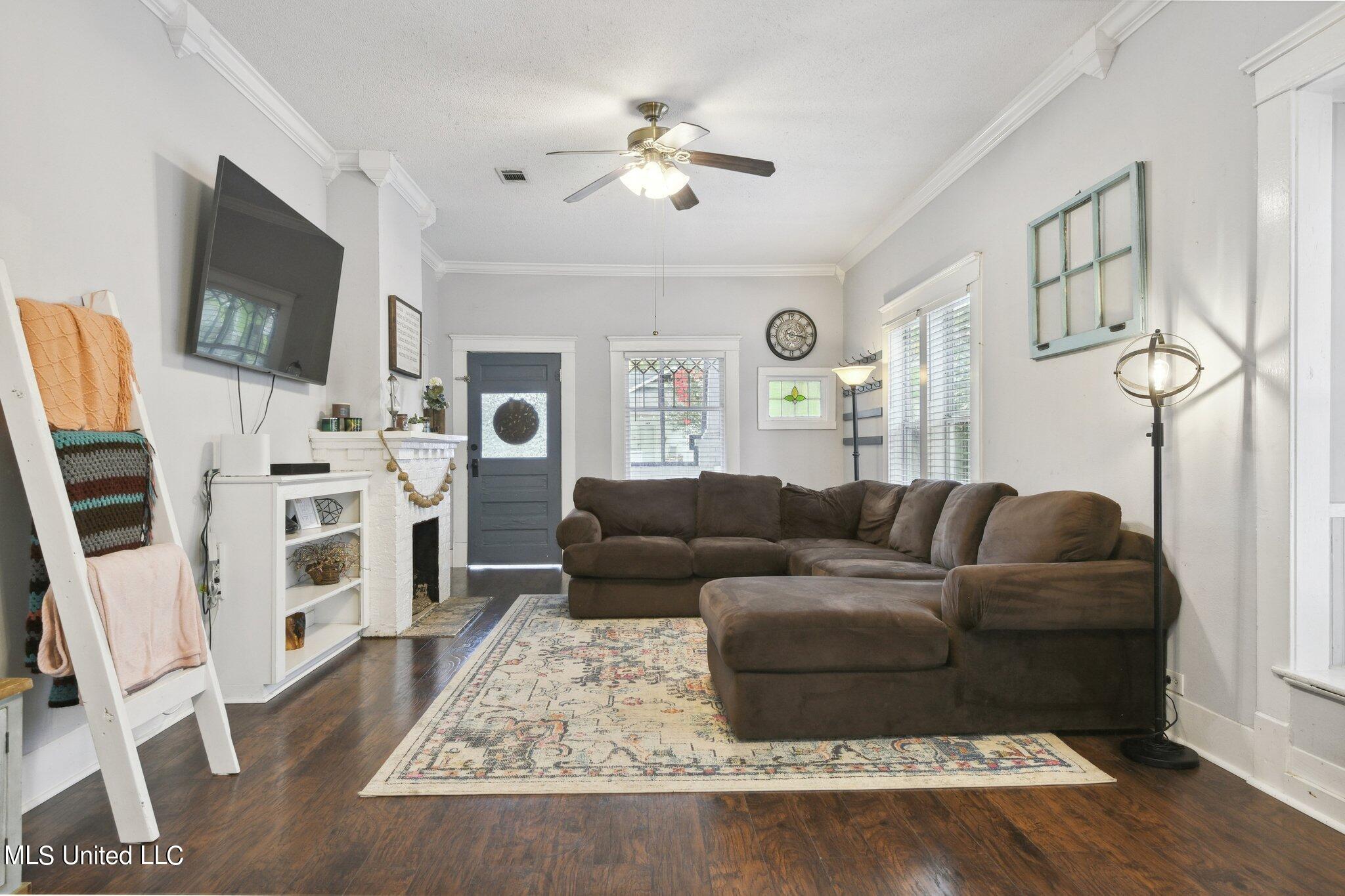 421 Pine Street Picayune, MS 39466 - Photo 5 of 15 Comfy Living Area