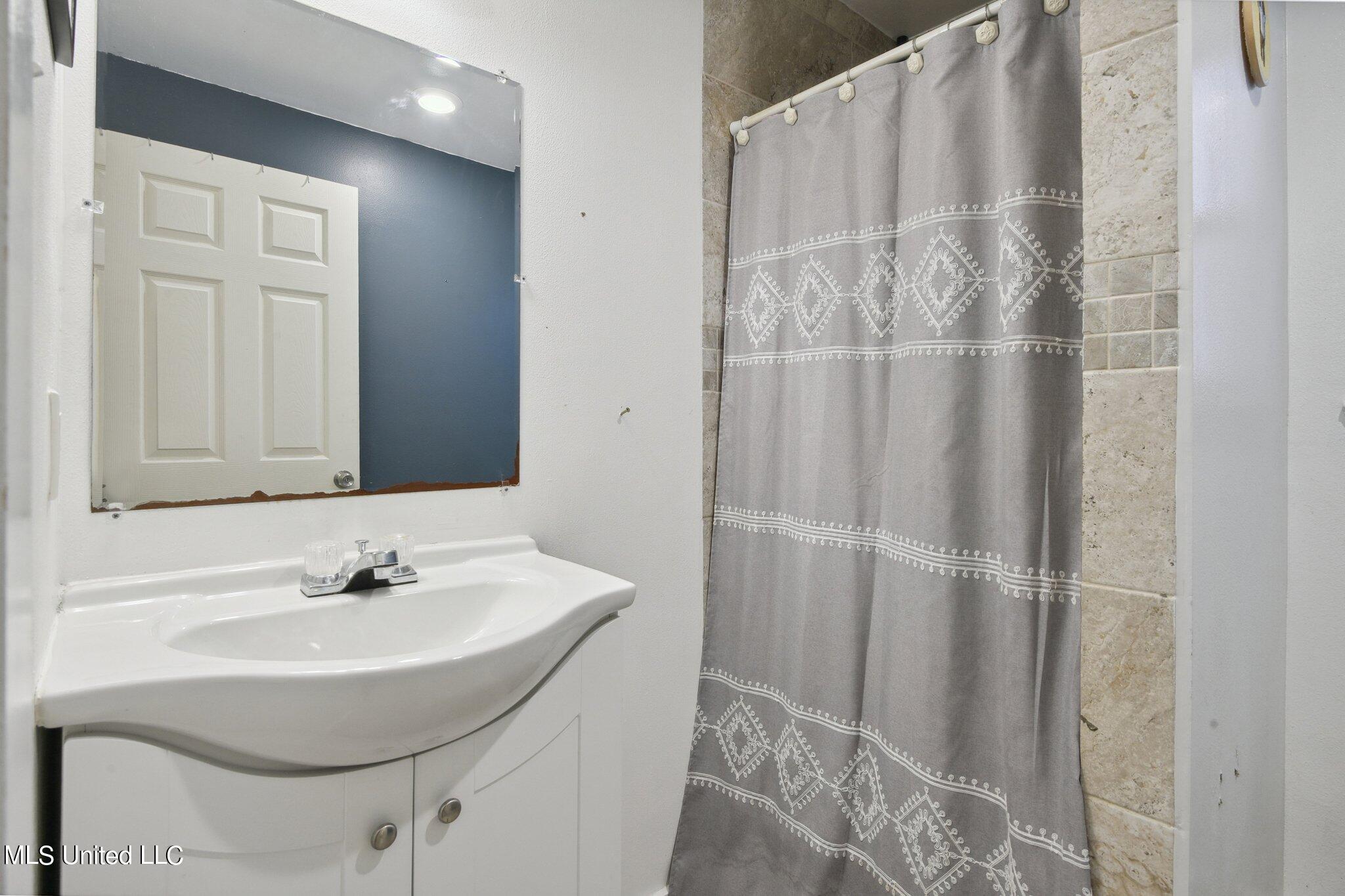 421 Pine Street Picayune, MS 39466 - Photo 9 of 15 Guest Bathroom