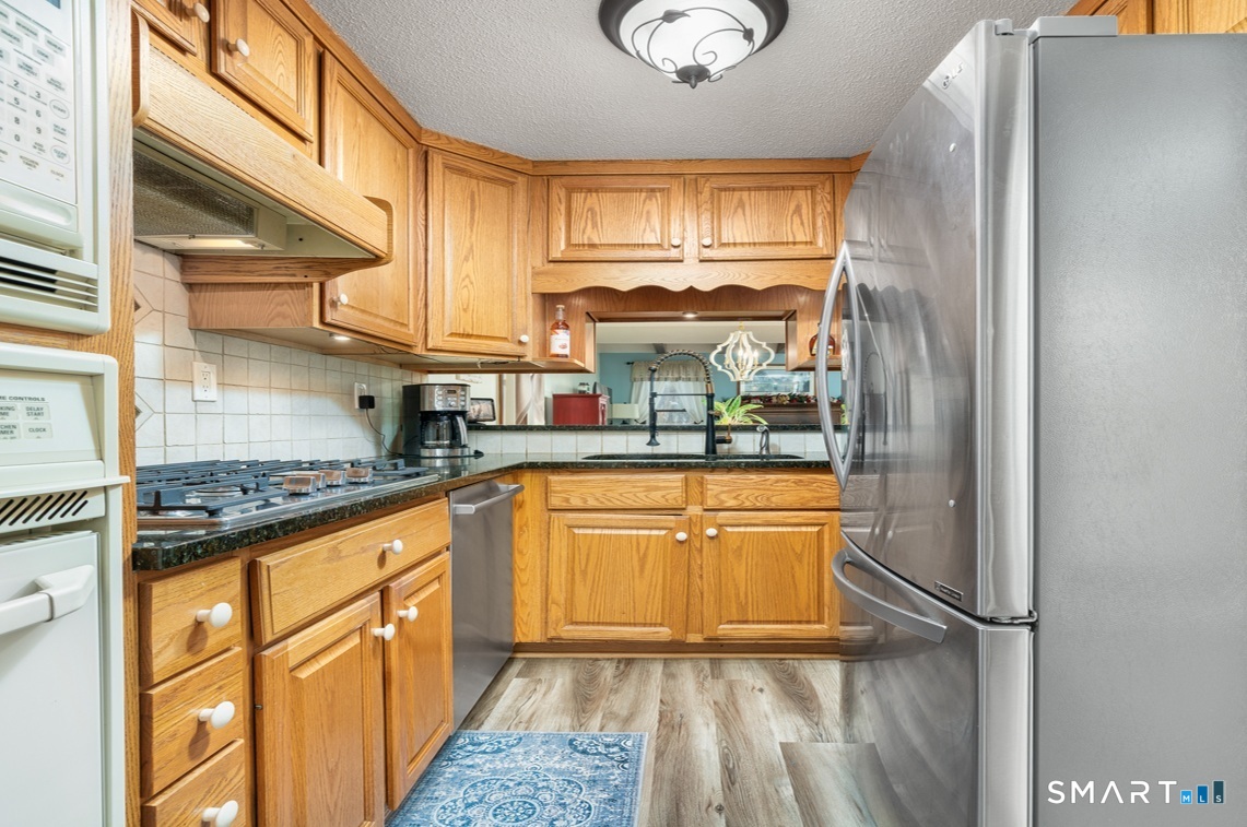 19 Tanner Crossing, Unit 19 Wethersfield, CT 06109 - Photo 11 of 40 1st Floor - Kitchen