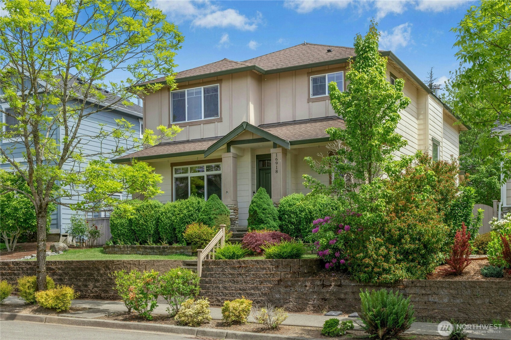 16918 Woodside Drive Southeast Renton, WA 98058 - Photo 4 of 32