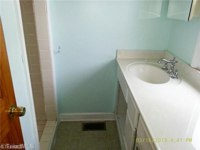 2669 Troxler Road Burlington, NC 27215 - Photo 6 of 7 Bath.