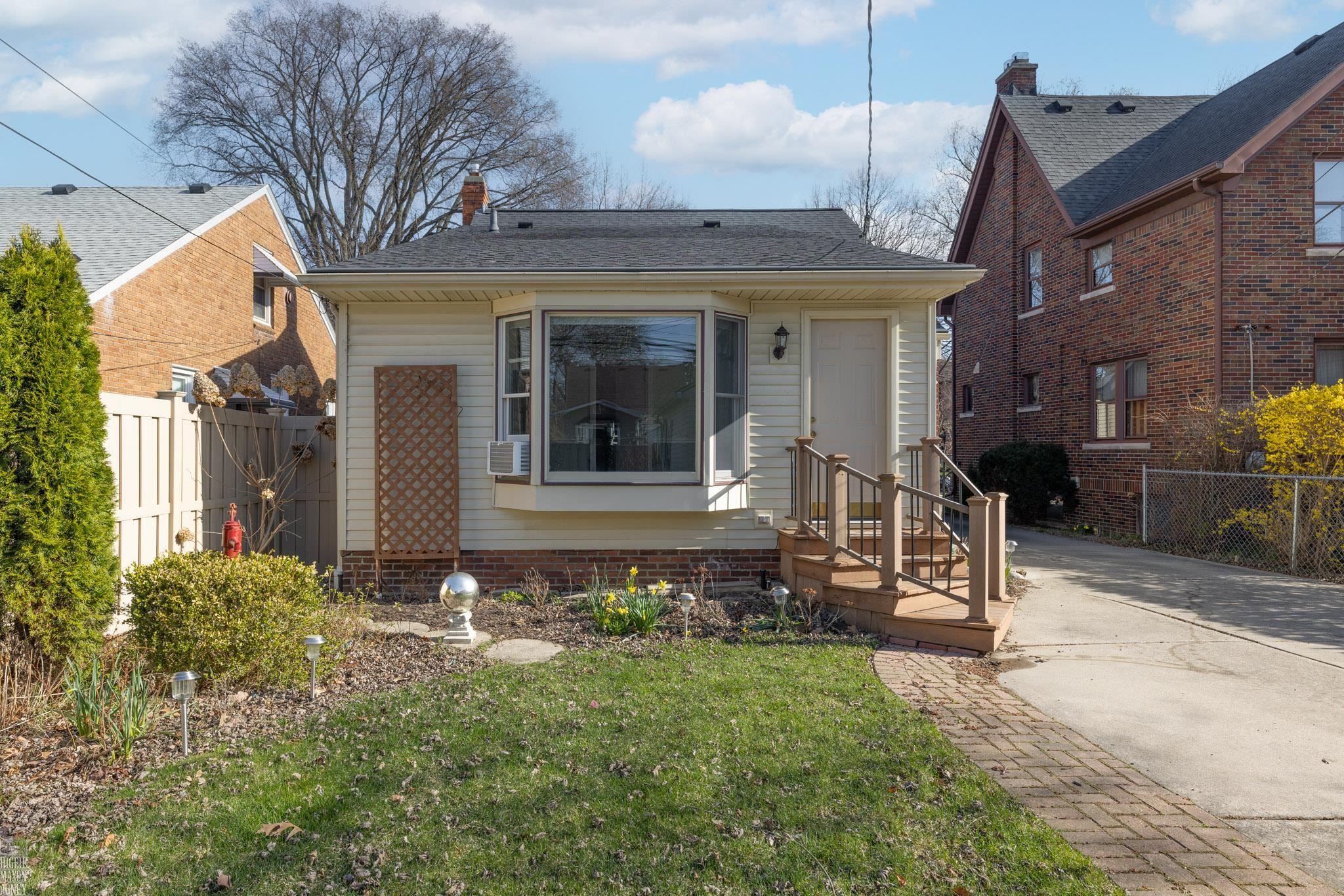 2057 Hawthorne Road Grosse Pointe, MI 48236 - Photo 3 of 43 50171177-f7d3403d-db1e-47a5-9b16-7cebbfb9db25.JPG