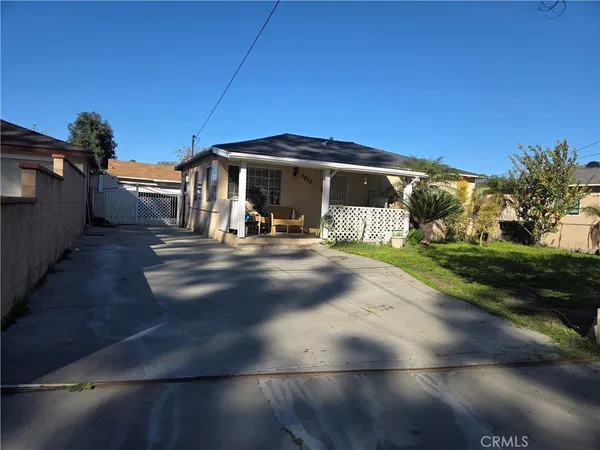 a view of a house with backyard
