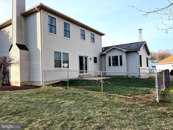 a view of a house with backyard
