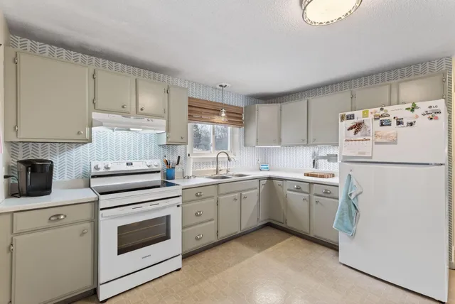 $549,900 | 1 Jeanne Drive, Topsham, ME 04086