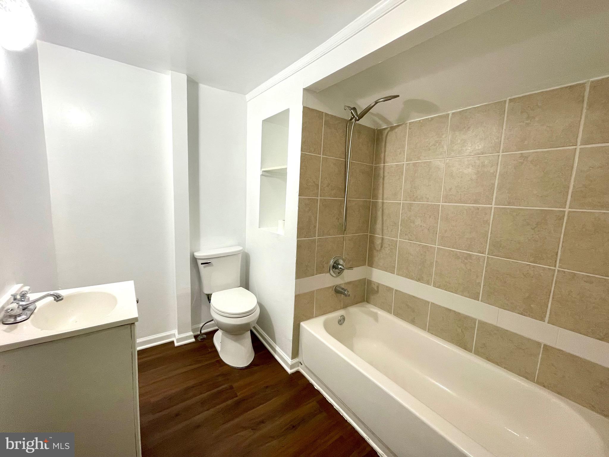 8304 Cobb Road Manassas, VA 20112 - Photo 27 of 35 Full bathroom