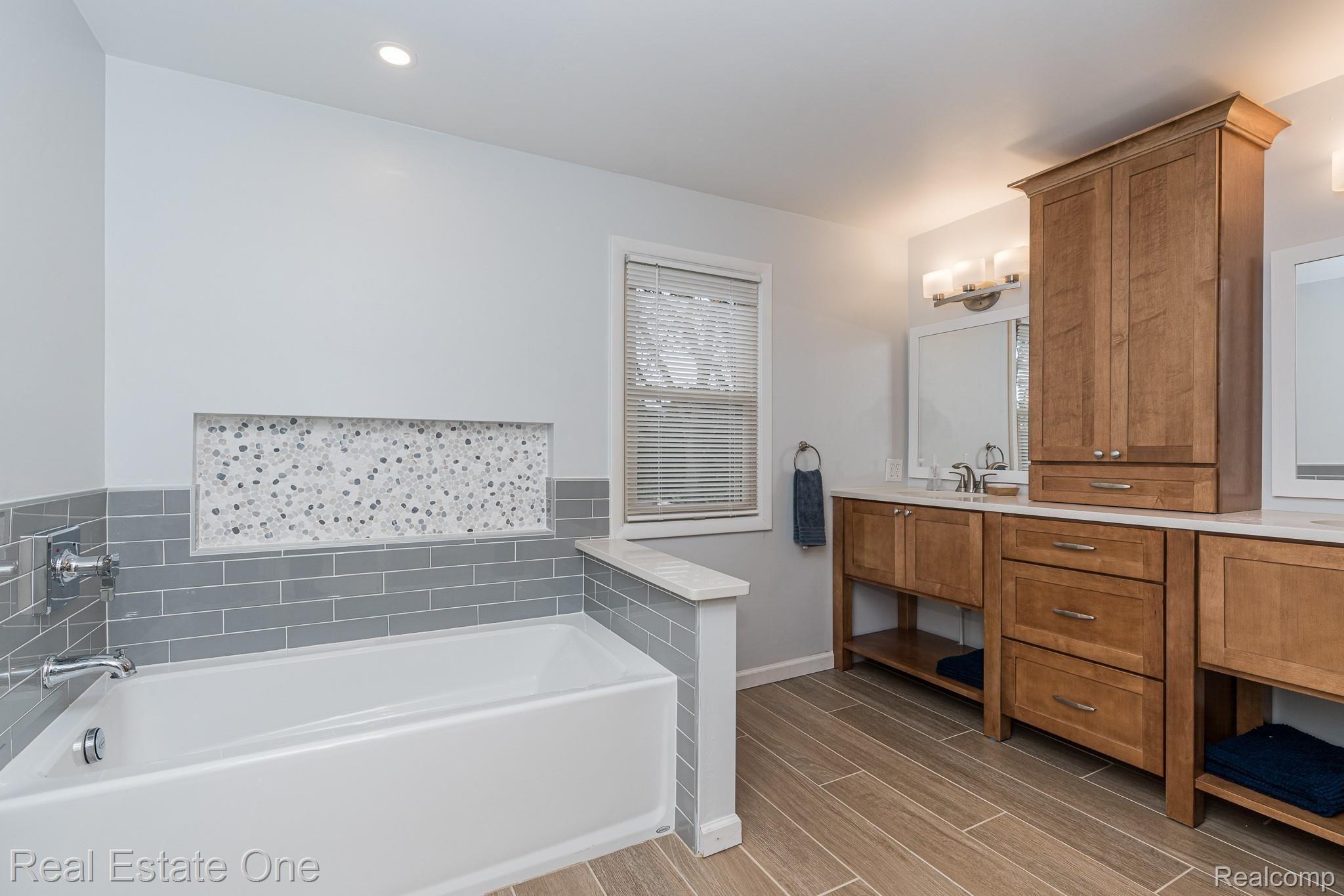 1331 Chestnut Lane Rochester, MI 48309 - Photo 24 of 42 Master Bath