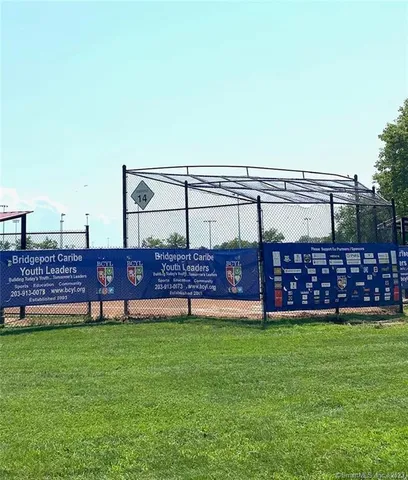 a view of a yard with a house
