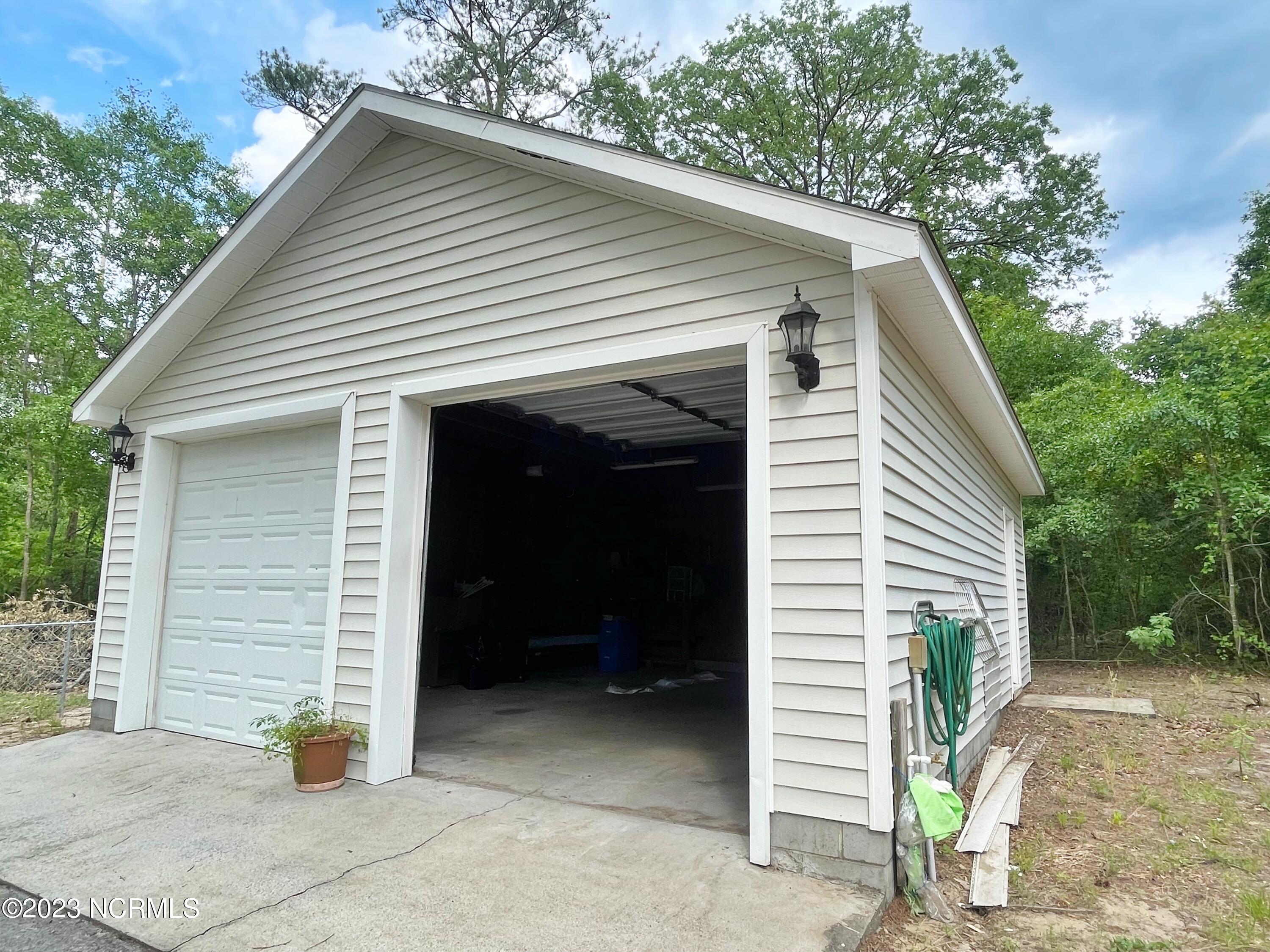 2047 Neuse Road Kinston, NC 28501 - Photo 3 of 49 FANTASTIS GARAGE:WORKSHOP