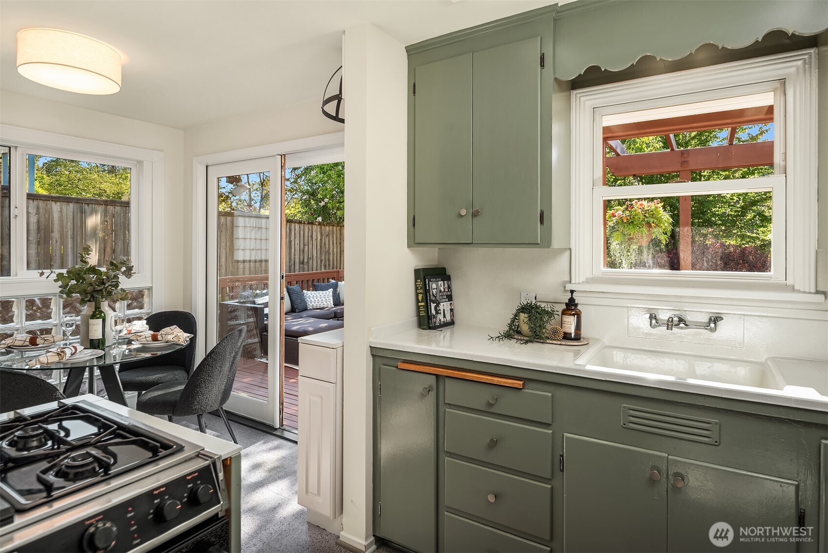 4007 49th Avenue Southwest Seattle, WA 98116 - Photo 15 of 38