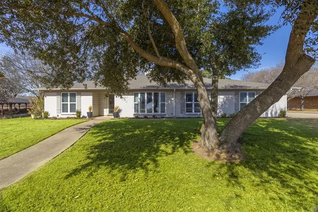 $379,900 | 409 Country Club Drive, Joshua, TX 76058