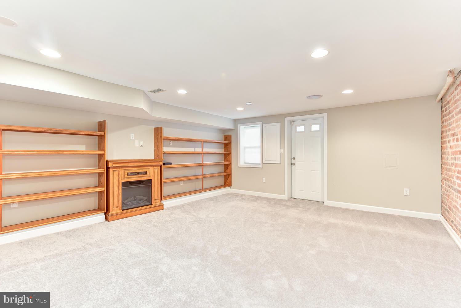 610 Columbia Road Northwest Washington, DC 20001 - Photo 23 of 29 a view of an empty room with closet area