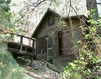 256 Jasper Street Cedar Glen, CA 92321 - Photo 18 of 18 a backyard of a house with table and chairs