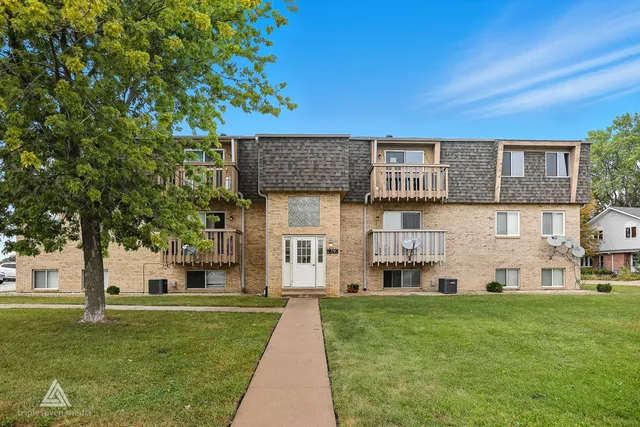 $339,000 | 2390 Bicentennial Avenue, Crest Hill, IL 60403