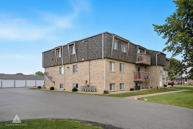 $339,000 | 2390 Bicentennial Avenue, Crest Hill, IL 60403
