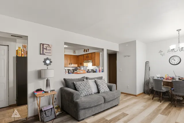 $339,000 | 2390 Bicentennial Avenue, Crest Hill, IL 60403