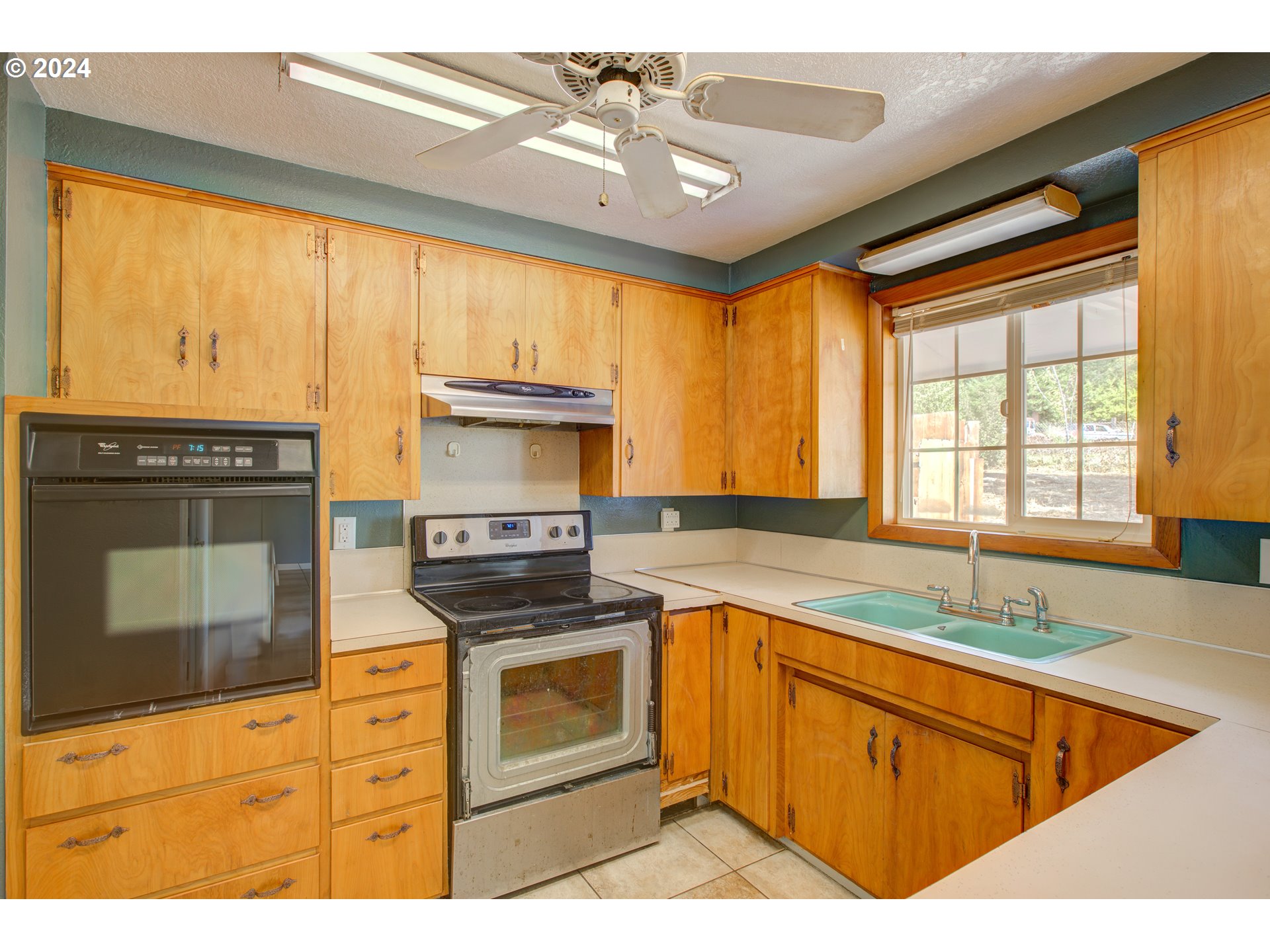 991 Mathis Hill Road Yoncalla, OR 97499 - Photo 11 of 42 a kitchen with stainless steel appliances granite countertop a sink stove and refrigerator