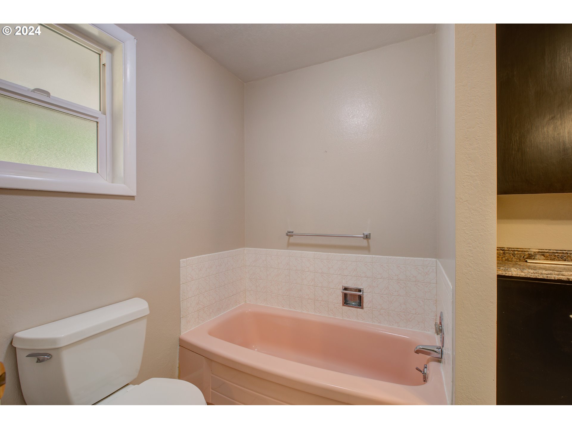 991 Mathis Hill Road Yoncalla, OR 97499 - Photo 17 of 42 a bathroom with a bathtub and a toilet