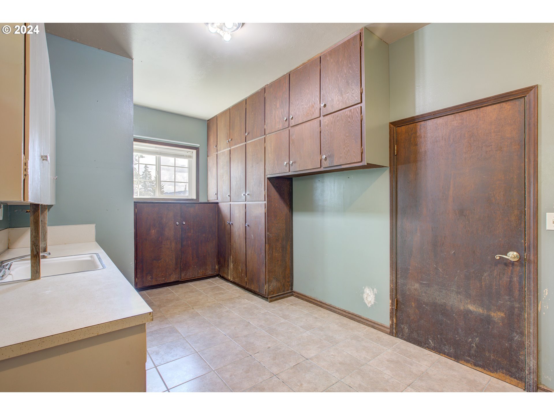 991 Mathis Hill Road Yoncalla, OR 97499 - Photo 25 of 42 a view of an empty room with window and a bathroom