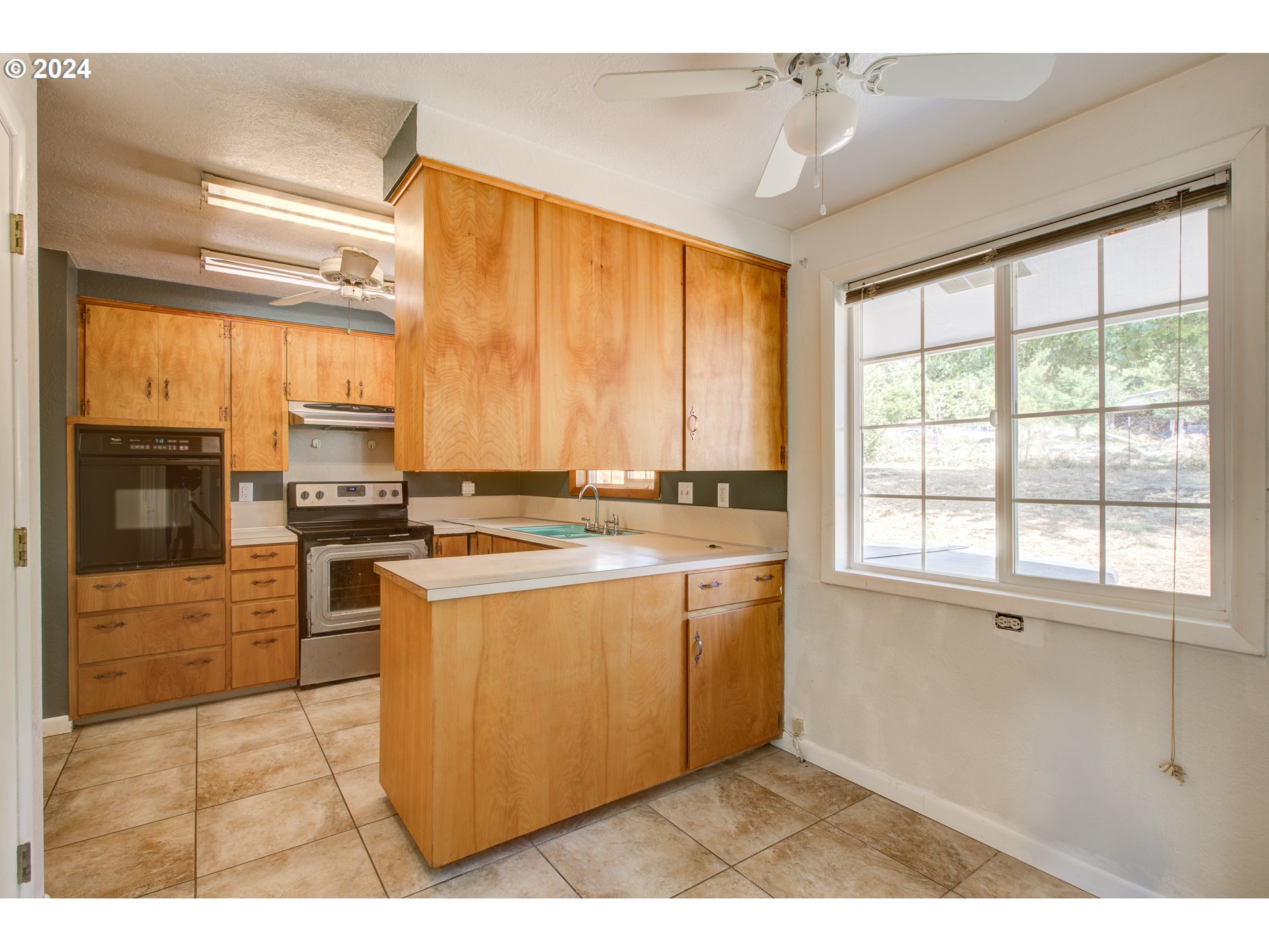 991 Mathis Hill Road Yoncalla, OR 97499 - Photo 10 of 42 a kitchen with stainless steel appliances granite countertop a stove and a refrigerator