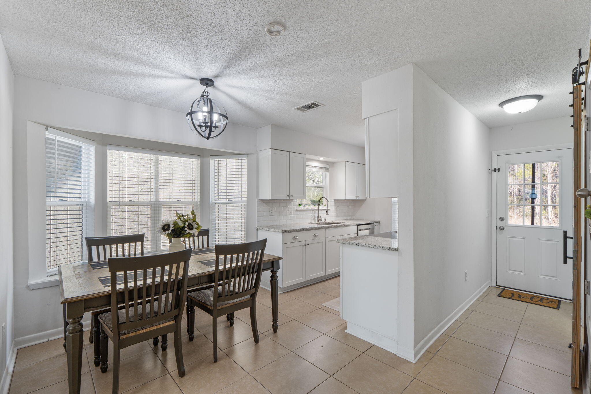 73 Kelly Way Valparaiso, FL 32580 - Photo 4 of 22 a dining room with furniture and window