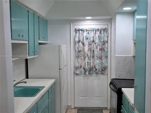$1,600 | 300 Northeast 191st Street, Unit 218, Miami, FL 33179