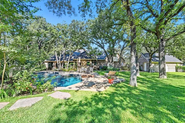 a view of yard with tree s