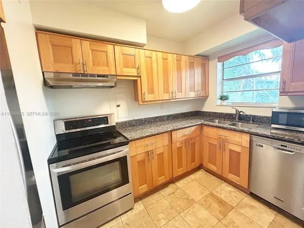 $2,400 | 7865 Southwest 57th Avenue, Unit 47C, Miami, FL 33143