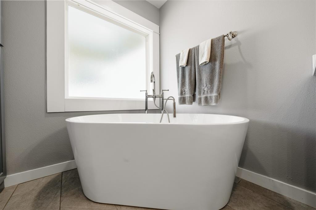 1122 West White Oak Road West, TX 76691 - Photo 10 of 33 Primary Bathroom Soaking Tub