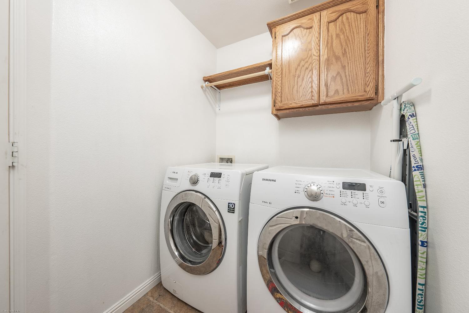 695 Crescent Lane Lemoore, CA 93245 - Photo 27 of 47 a utility room with dryer and washer