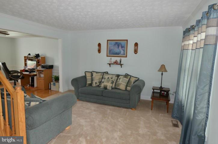 10499 Labrador Loop Manassas, VA 20112 - Photo 3 of 18 Living Room