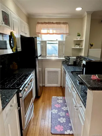 $430,000 | 14 Edwards Street, Unit 1B, Roslyn Heights, NY 11577