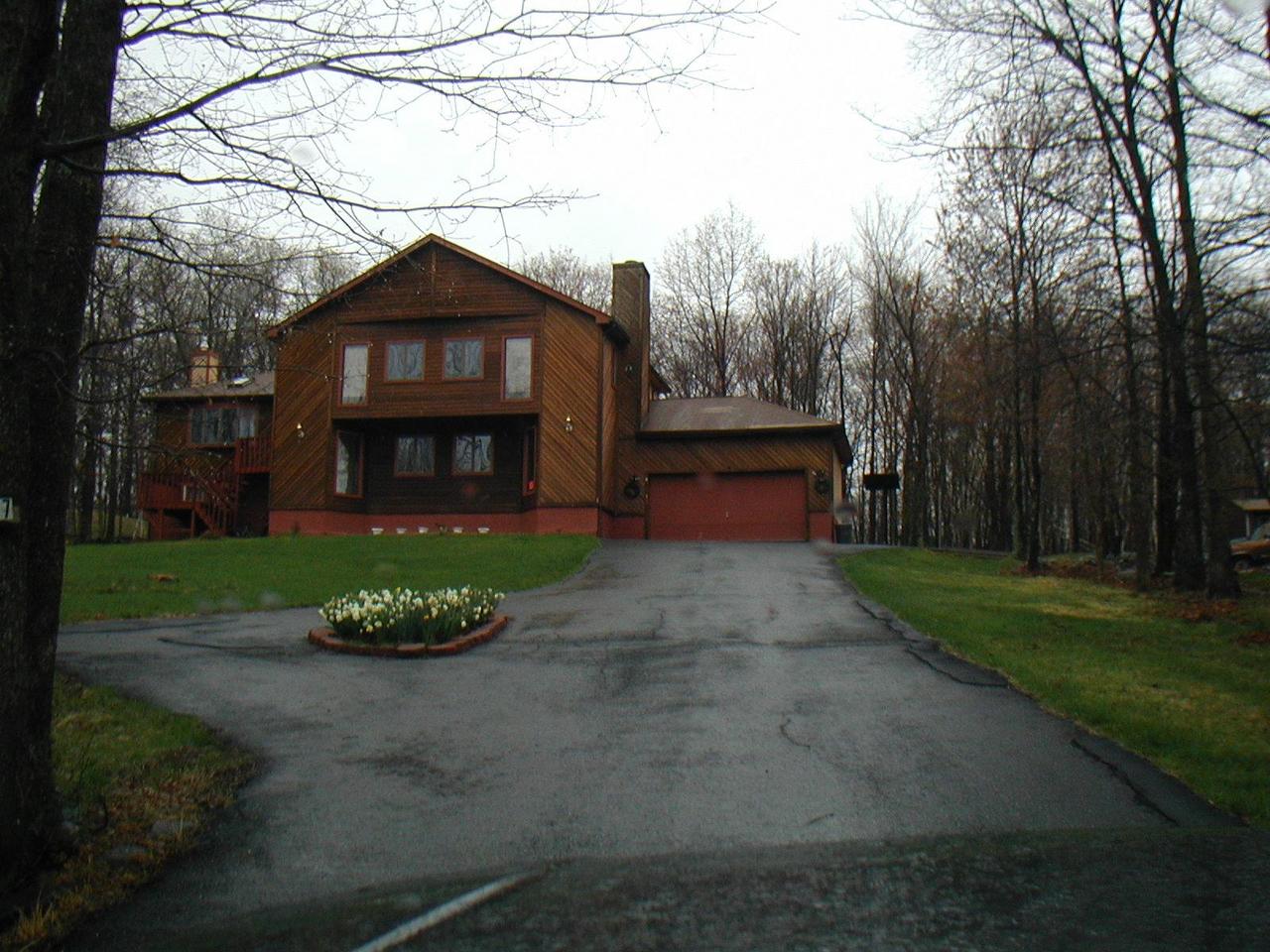 17-sec10 Falls Road Bushkill, PA 18324 - Photo 3 of 8 ANOTHER FRT