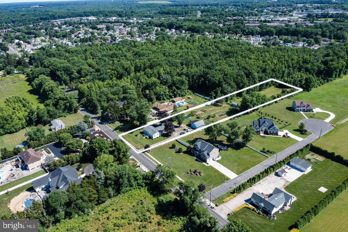 98 Kelly Driver Road Clementon, NJ 08021 - Photo 2 of 40 an aerial view of a tennis ground and a cars park side of the road