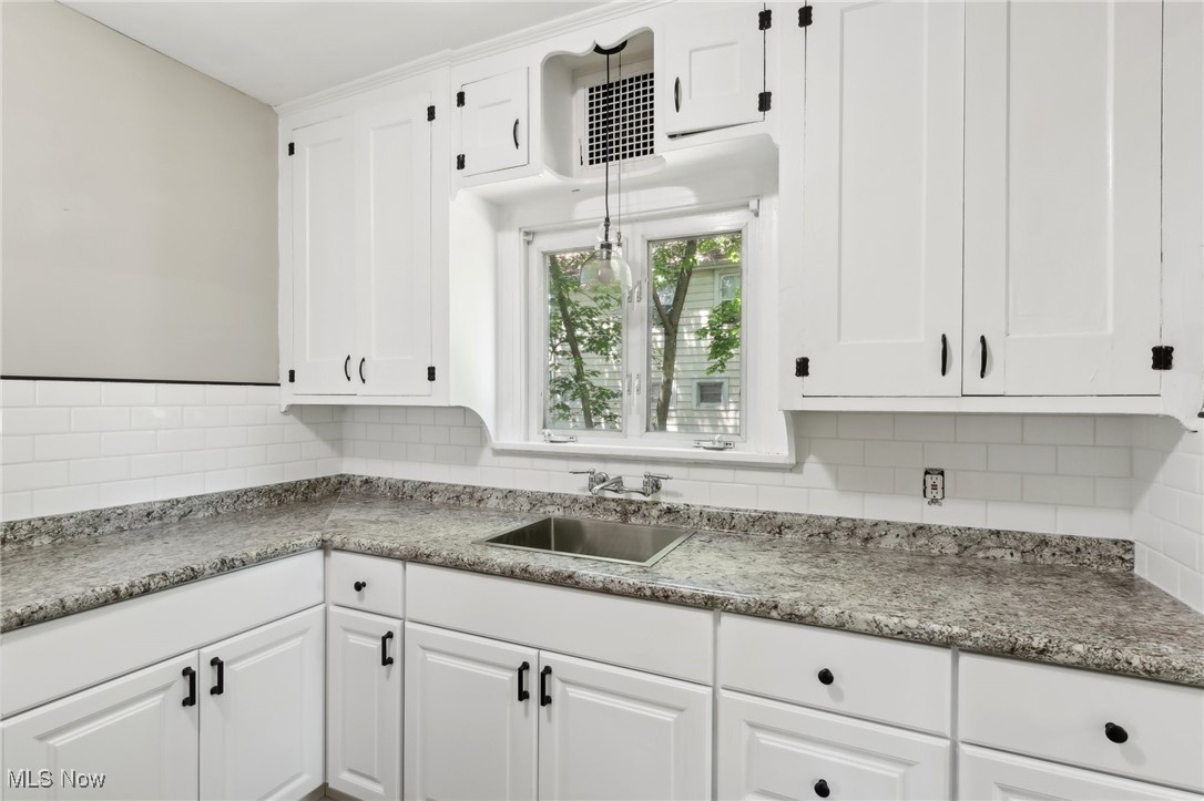 1369 Brookline Road Cleveland, OH 44121 - Photo 3 of 28