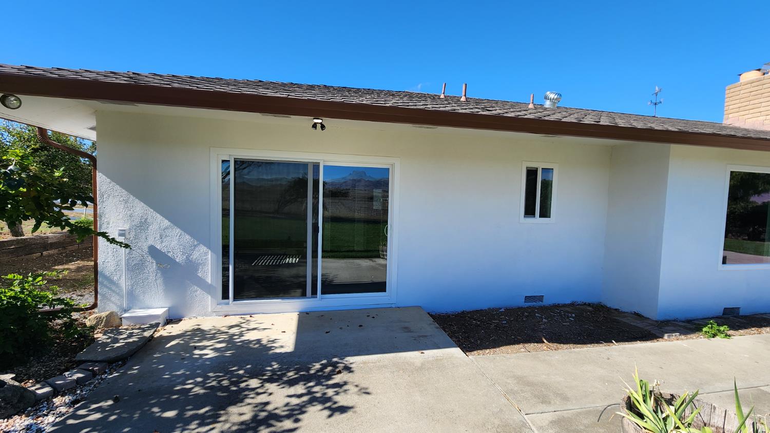 307 Mansfield Road Hollister, CA 95023 - Photo 21 of 62 a black and white house with a outdoor space