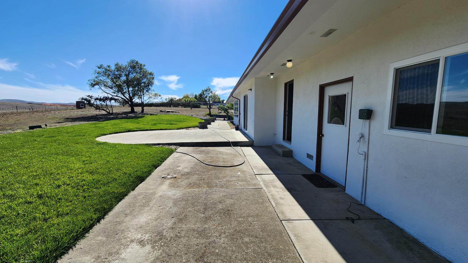 307 Mansfield Road Hollister, CA 95023 - Photo 24 of 62 a view of a backyard of the house