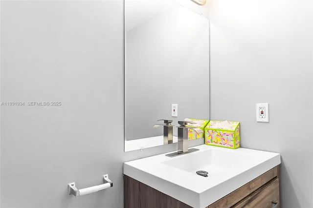 $2,200 | 400 Leslie Drive, Unit 305, Hallandale Beach, FL 33009