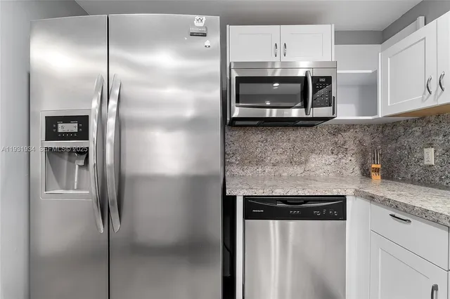 $2,200 | 400 Leslie Drive, Unit 305, Hallandale Beach, FL 33009