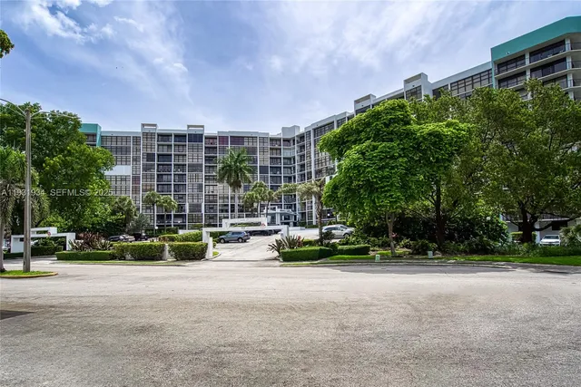 $2,200 | 400 Leslie Drive, Unit 305, Hallandale Beach, FL 33009