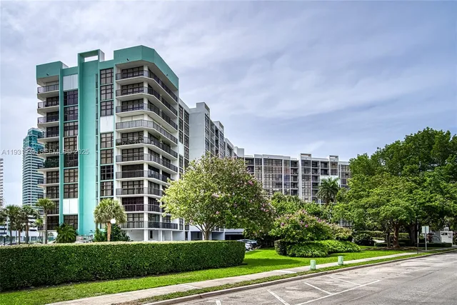 $2,200 | 400 Leslie Drive, Unit 305, Hallandale Beach, FL 33009