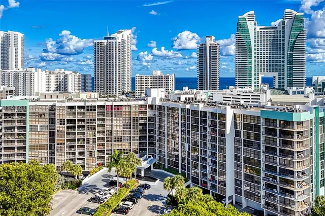 $2,200 | 400 Leslie Drive, Unit 305, Hallandale Beach, FL 33009