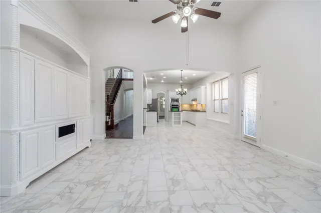 a view of a livingroom with furniture and a ceiling fan