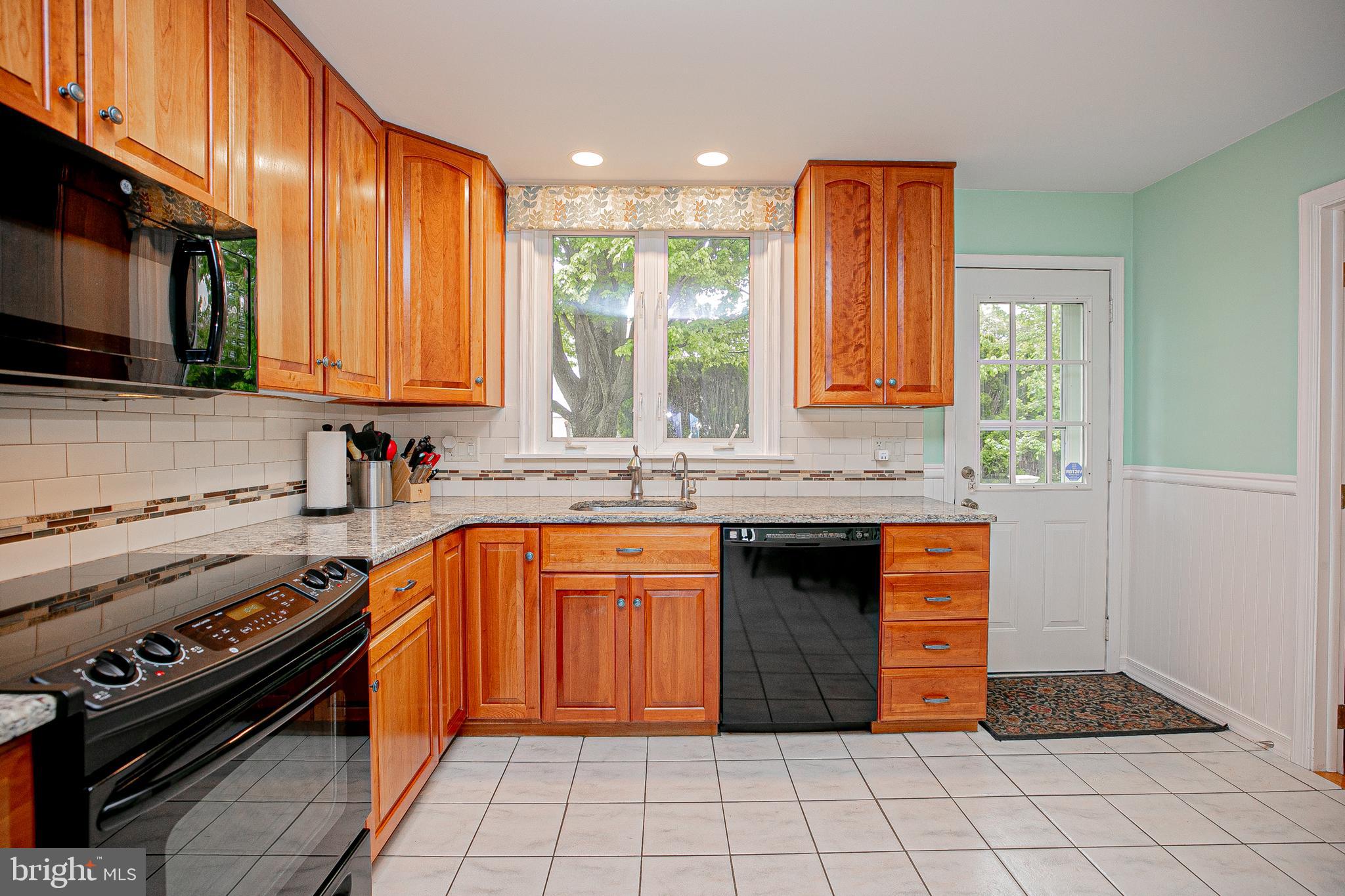66 Red Lion Road Huntingdon Valley, PA 19006 - Photo 18 of 46 Kitchen with 42" cabinets & granite counters