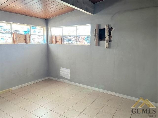 Undisclosed Address Bakersfield, CA 93305 - Photo 7 of 16 an empty room with windows